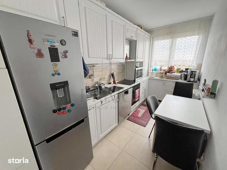 Apartament cu 3 camere decomandat în Ghiroda