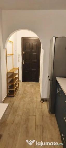 Apartament cu 2 camere semidecomandat în Tei