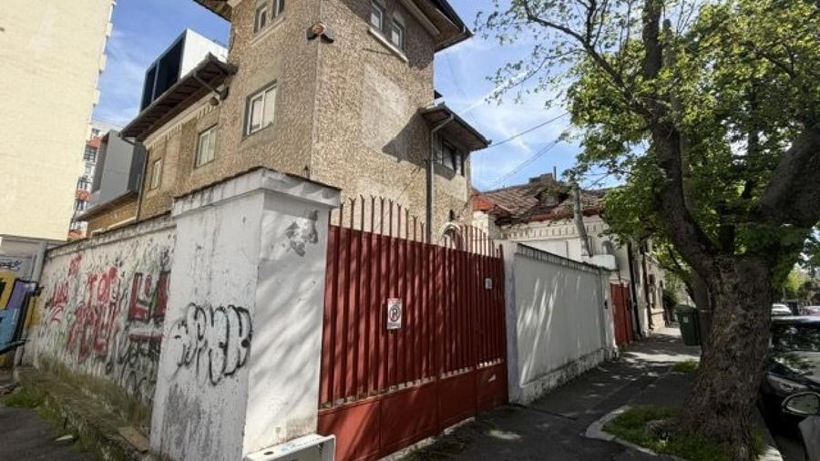 Casă individuală cu 15 camere cu Teren 540 Mp în Central