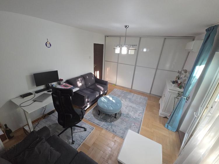 Apartament cu 3 camere decomandat în Aviației