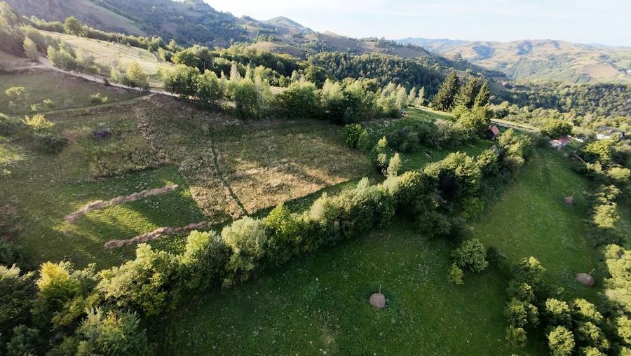 Teren cu intravilan de 3477 mp cu priveliste deosebita - 1