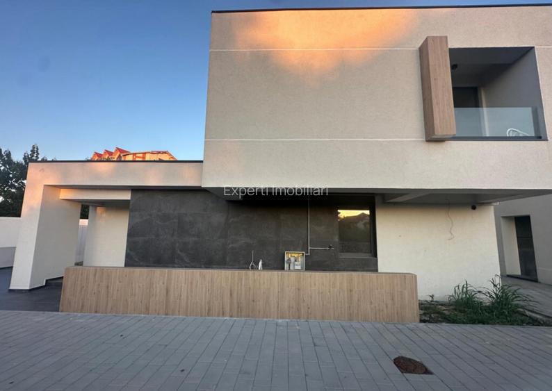 Vila deosebita de vanzare - zona Mamaia Nord pe malul laculu