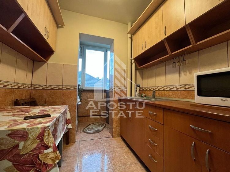 Apartament cu 3 camere, decomandat, etajul 2 , centrala proprie - 6