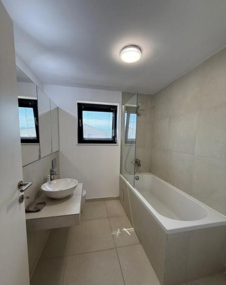 Casa spa?ioasa de inchiriat / vanzare in Complex Lizie - 3