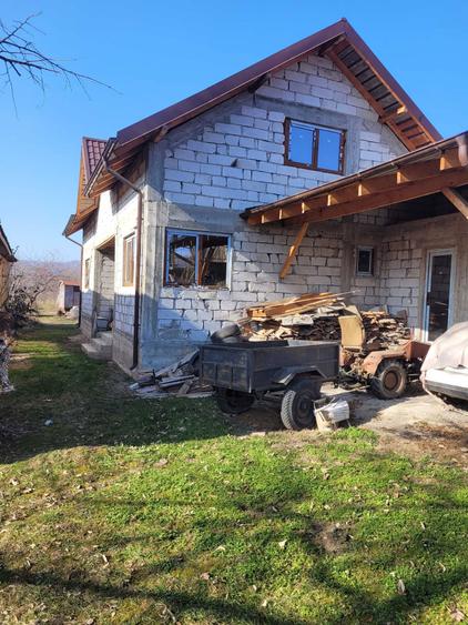 Casa la rosu + Teren 1279mp + Spatiu comercial in statiunea Pucioasa - 1