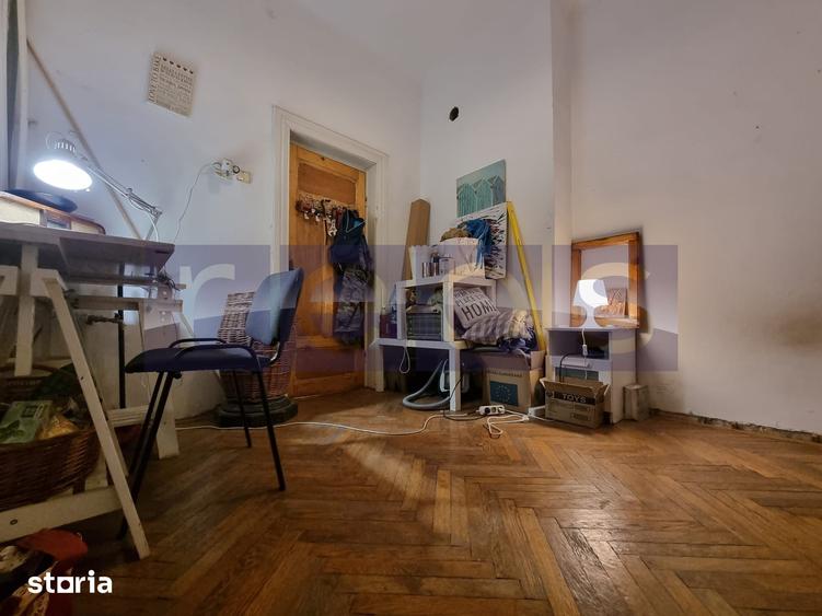 Casă cu 9 camere semidecomandat cu Teren 260 Mp în Timpuri Noi
