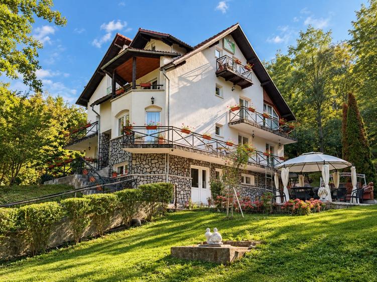 Casă individuală cu 11 camere cu Canalizare în Breaza