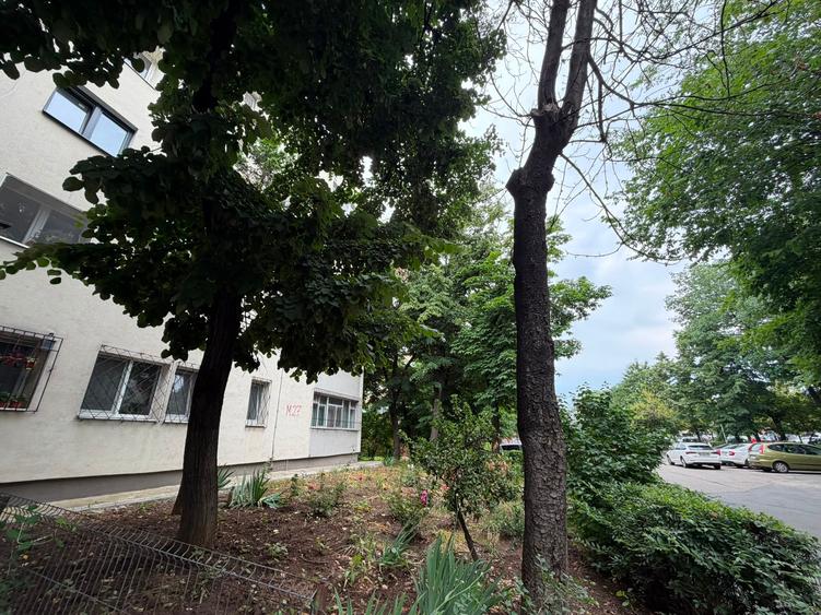Apartament cu 3 camere semidecomandat în Titan