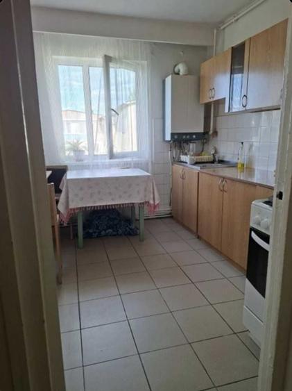 Apartament cu 3 camere semidecomandat în Gojdu