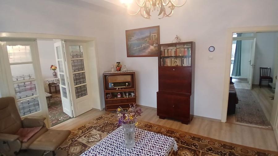 Apartament cu 4 camere semidecomandat în Vest