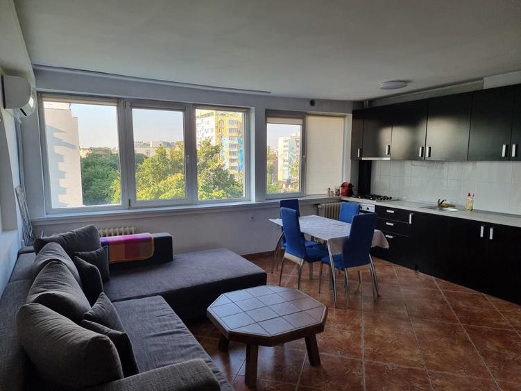 Apartament cu 3 camere semidecomandat în Cantemir