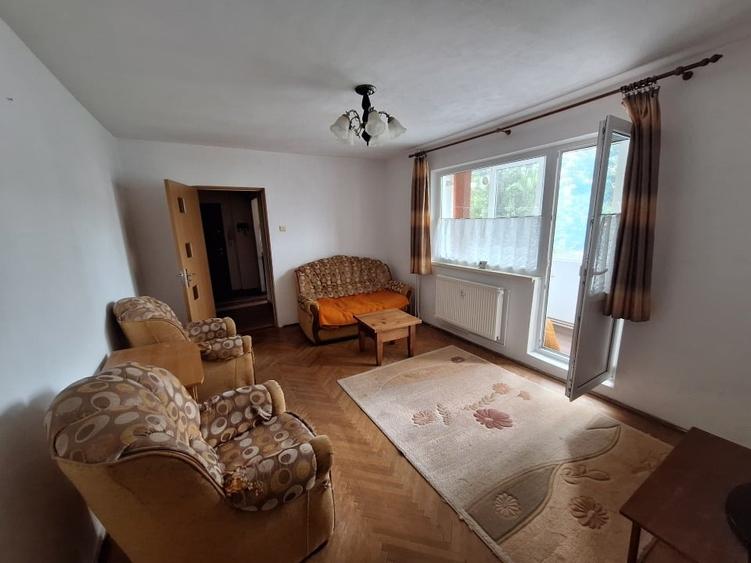 Apartament cu 3 camere semidecomandat, mobilat în Dacia