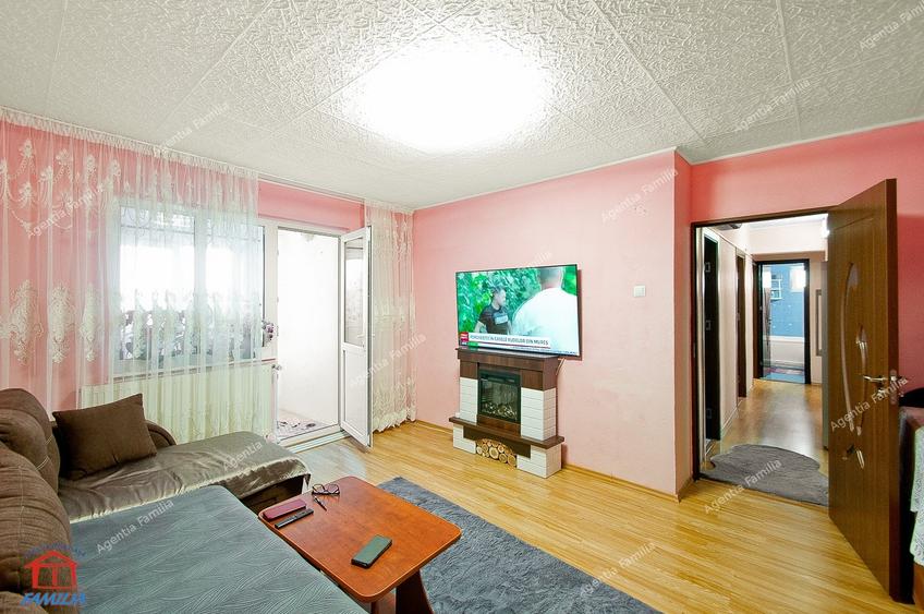 Apartament spatios, renovat, 4 camere, decomandat, etaj 4, Micro 39 - 1