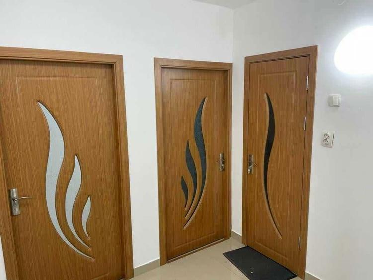 Proprietar ,ofer spatiu birouri cabinete vitrina stradala cat tot peretele la bulevard intrare separat din strada 61 mp 3 camere 2 holuri - 4