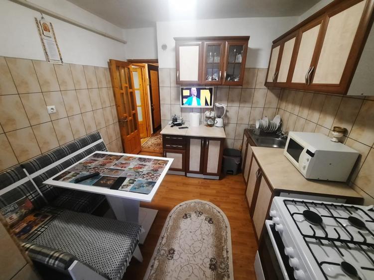 Apartament cu 3 camere decomandat, etaj 2/4, zona Cug - 6
