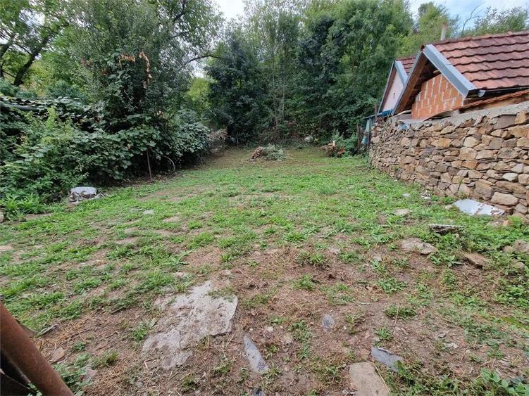 Clocotici Lot de Casa cu amprenta, apa, curent, teren 576 mp. - 1