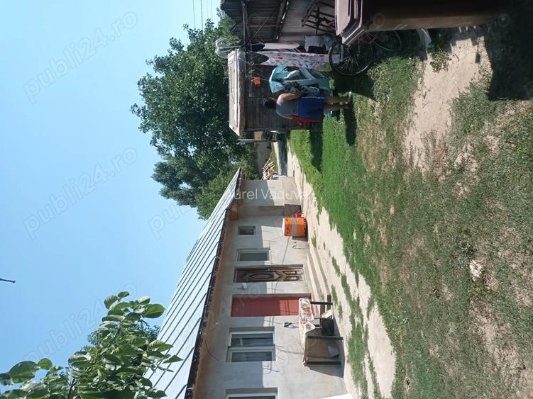 Vind casa in giule?t sct 1 casa are 5 camere baie bucatarie zona lini?tita ?i curat