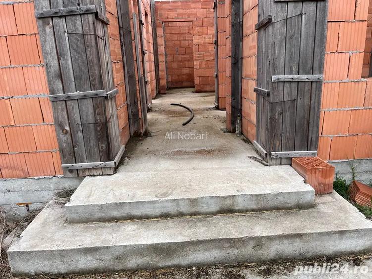 Vand casa in construc?ie macea