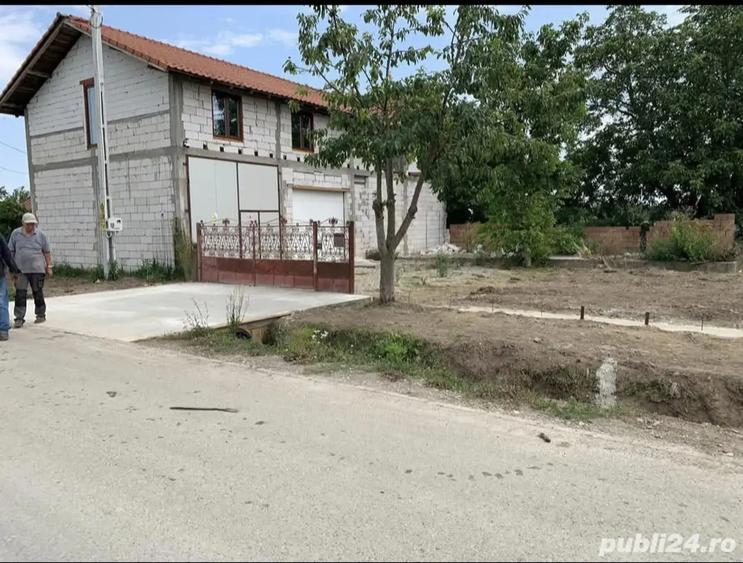 Vand casa la rosu cu utilitati, in Caciulesti comuna Girov la strada principala (Caciulesti > Dobren - 4
