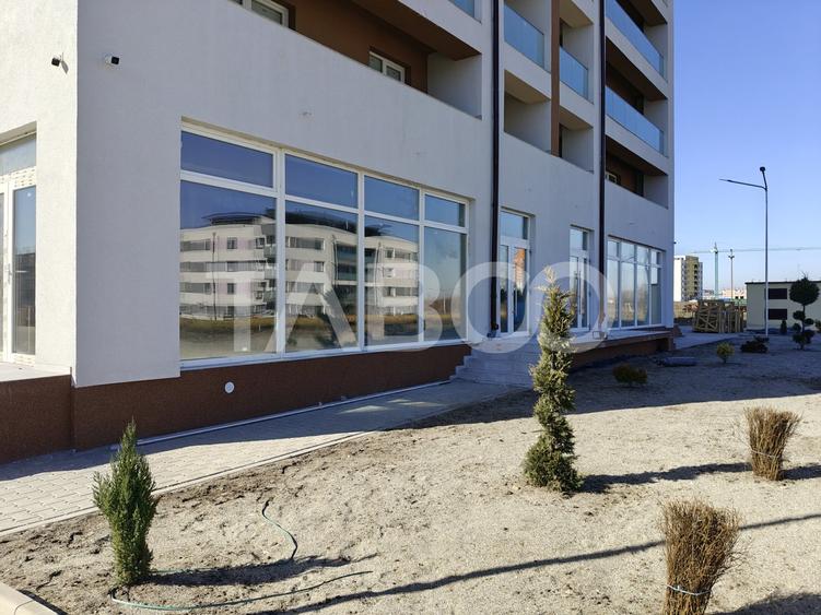 Spatiu Comercial de inchiriat cu 8 locuri de parcare - Vitrina 13 m - 10