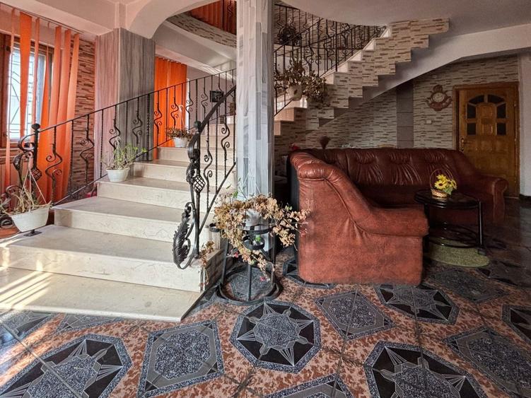 Casa/Cladire de inchiriat Bucium 630mp Central - 1