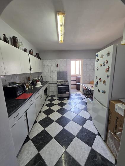 Apartament cu 4 camere decomandat în Rahova