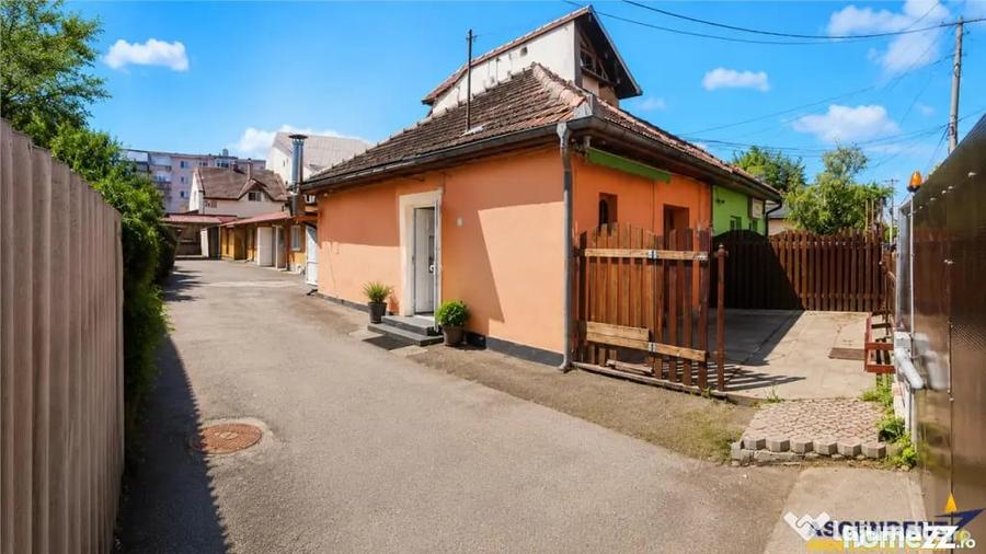 Casă cu 7 camere cu Teren 413 Mp în Florilor