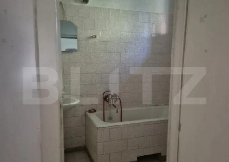 Casa, zona centrala, curte comuna - 5