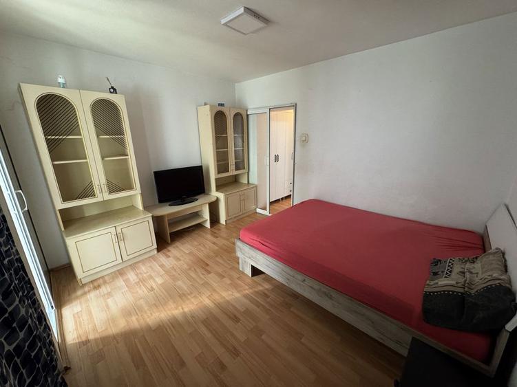 Inchiriez apartament zona centrala etaj 1 - 14
