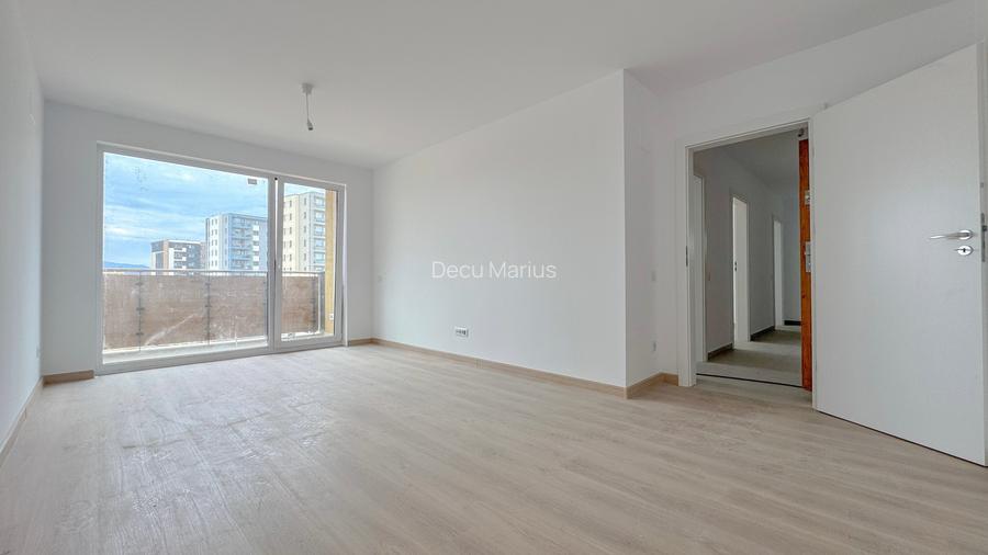 Apartament cu 3 camere decomandat în Tractorul