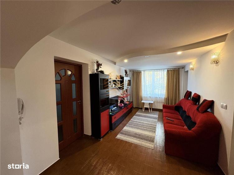 Apartament cu 3 camere decomandat în Sud