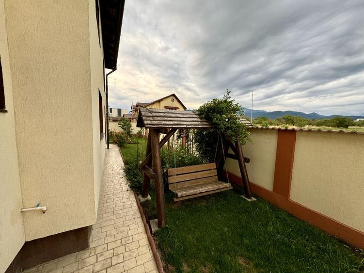 Casă Spațioasă de V&acirc;nzare &icirc;n Ghimbav | Două Apartamente | Teren 579 mp - 25