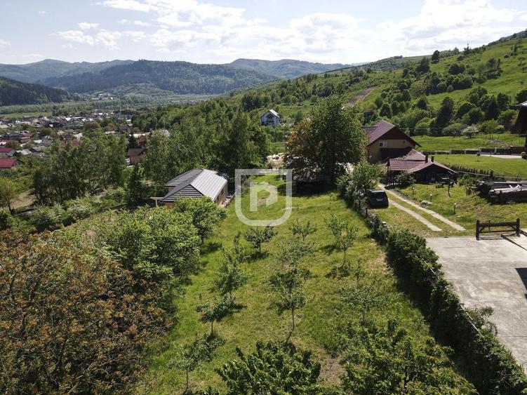 Casa bătrânească cu foișor și teren - 1