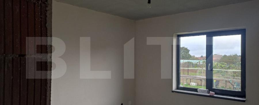 Casa semifinisata cu gard imprejmuitor in Livada de Bihor, l - 9