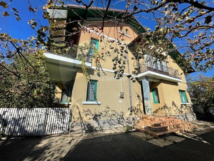 Casa / Vila spatioasa cu curte generoasa in Urlati