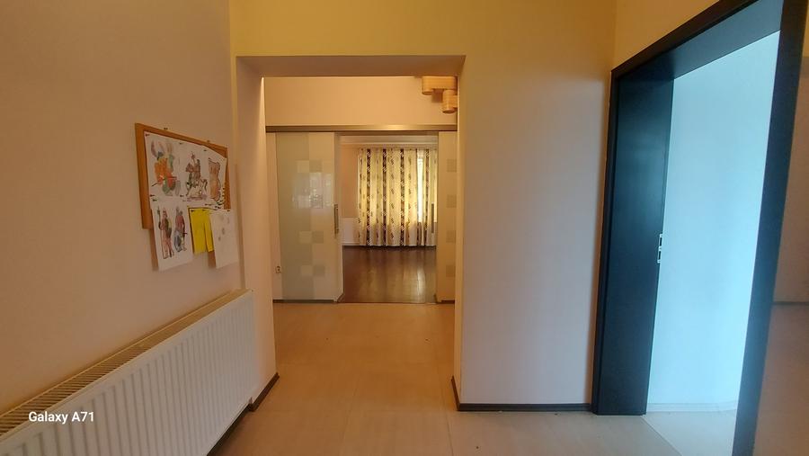 Casă individuală cu 10 camere cu Canalizare în Grădiștea