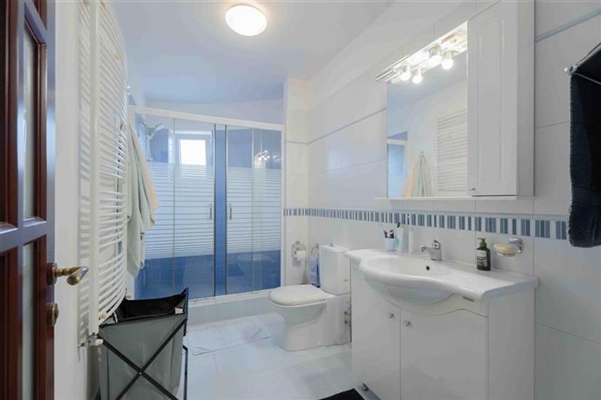 Casă individuală cu 7 camere cu Teren 1200 Mp în Tomești