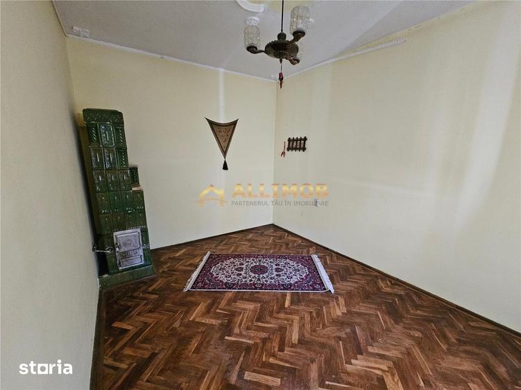 Casă cu 4 camere semidecomandat cu Teren 274 Mp în Ana Ipătescu