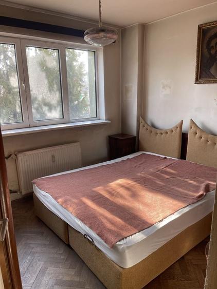 Apartament cu 3 camere semidecomandat în Exterior Vest