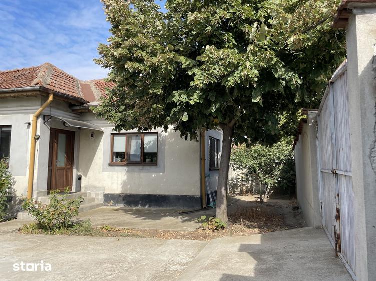 Casă cu 5 camere cu Teren 1200 Mp în Calea București