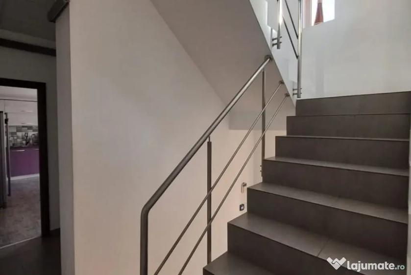 Casă cu 7 camere cu Teren 450 Mp în Central