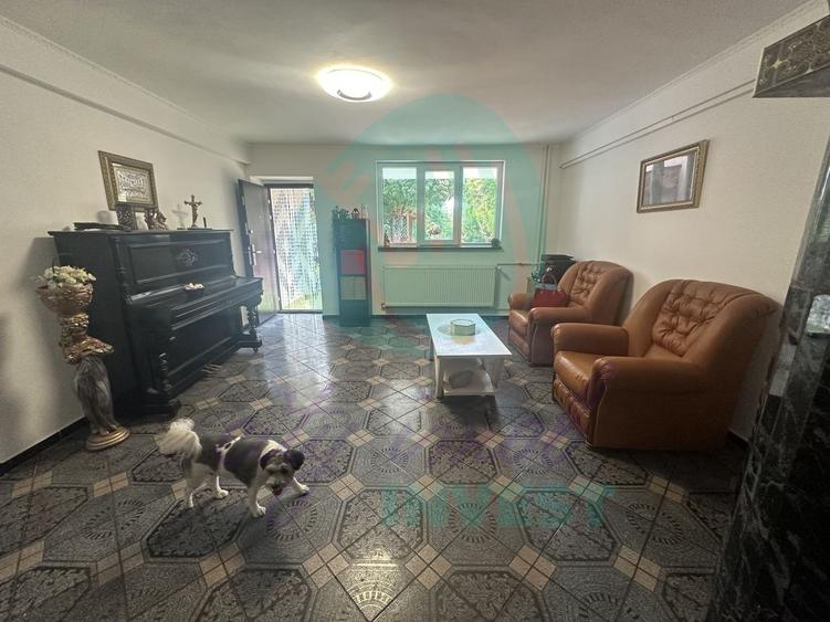 Casă individuală cu 11 camere cu Canalizare în Dristor