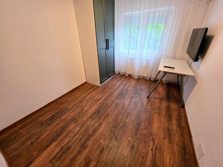 Apartament cu 3 camere semidecomandat, mobilat în Băneasa