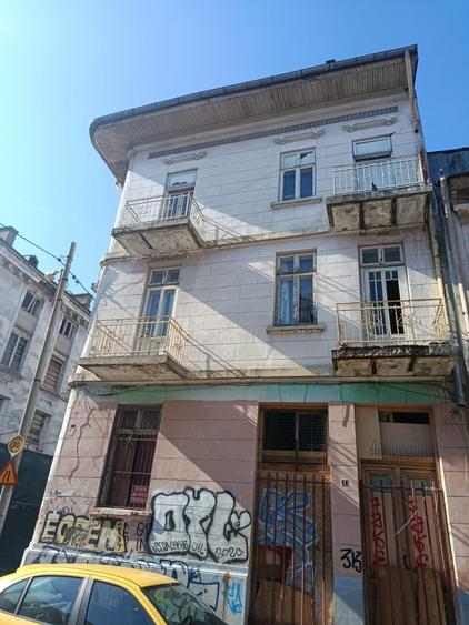 Casă cu 9 camere cu Canalizare în P-ța Universității