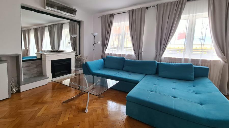 Apartament cu 4 camere semidecomandat în P-ța Rosetti