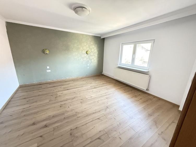 Casă cu 4 camere cu Teren 1128 Mp în Central
