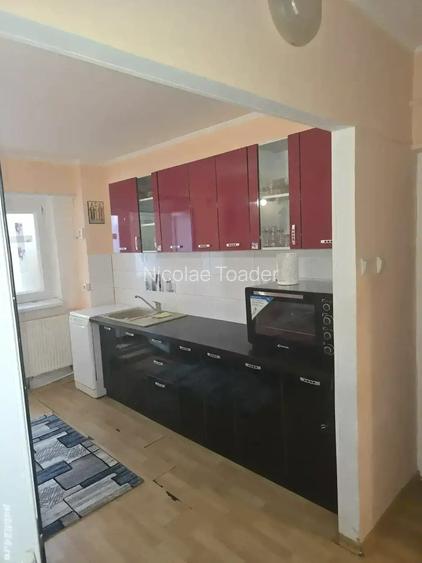 Ofer spre inchiriere apartament cu 2 camere decomandat