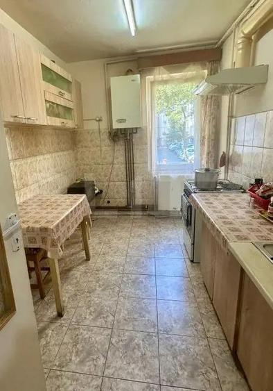 Apartament de vanzare, cu 3 camere, zona Tudor - 3