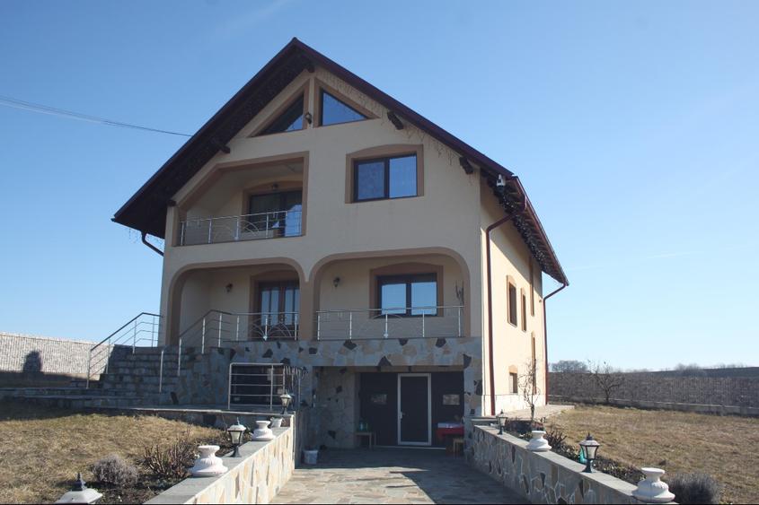 Vilă Spațioasă (228 mp) – Finisaje Premium din Lemn Masiv & stucco - 1