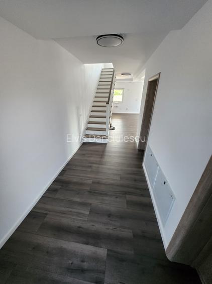Casă cu 4 camere în Moșnița Nouă Casă cu 4 camere în Moșnița Nouă